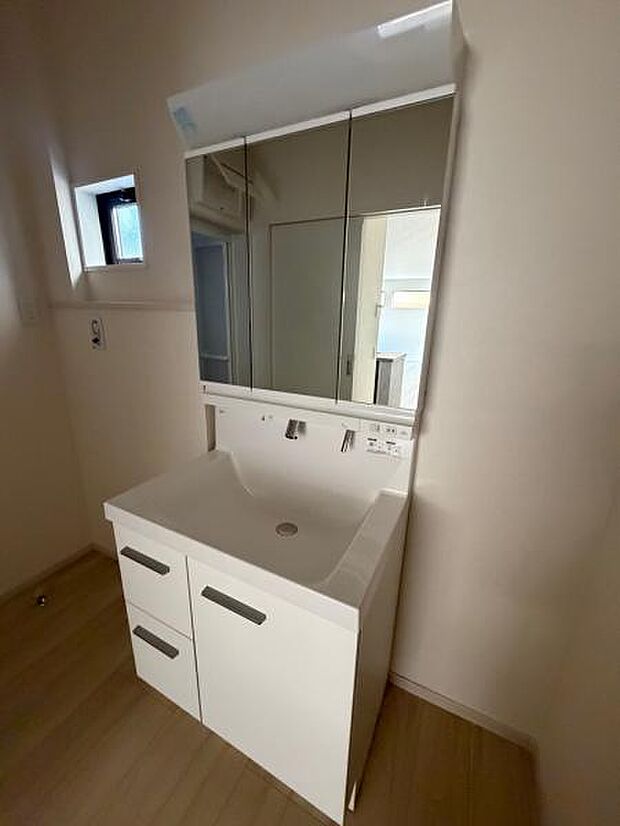 (1号棟) 人気の三面鏡タイプの洗面台です。鏡の裏にも棚があるので収納豊富です。