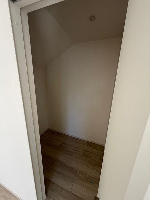 (1号棟) 主寝室のWICです。夫婦のお洋服の収納もばっちりです。
