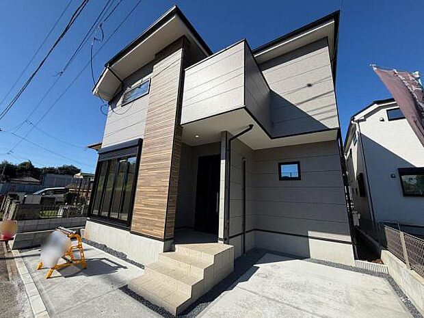 (2号棟) 色使いがお洒落な外観です。閑静な住宅地にもなじんでいます。