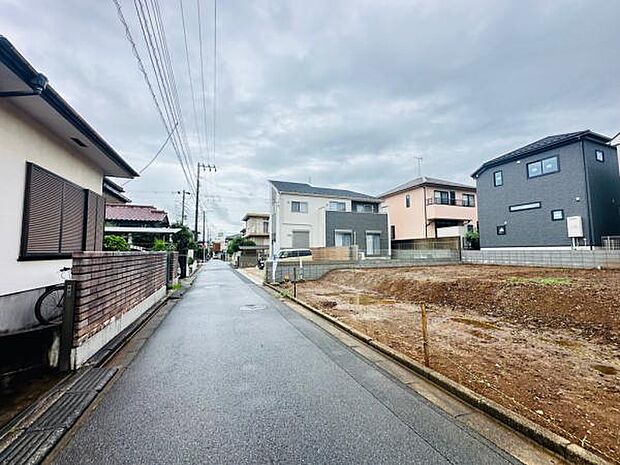 前面道路は4.0m。閑静な住宅街にあり静かな環境です。