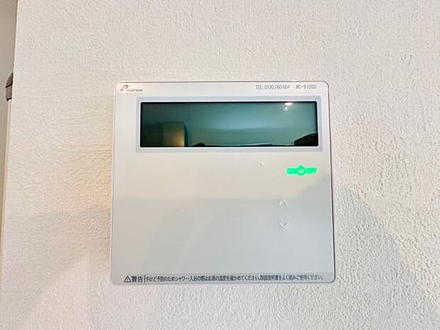 リビングには足元から優しくお部屋全体を温めてくれる床暖房搭載です。