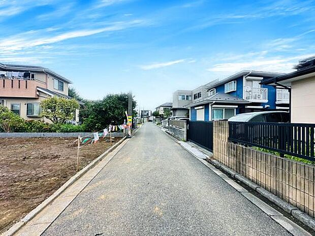 前面道路は交通量も少なく、閑静な住宅街に位置してます。