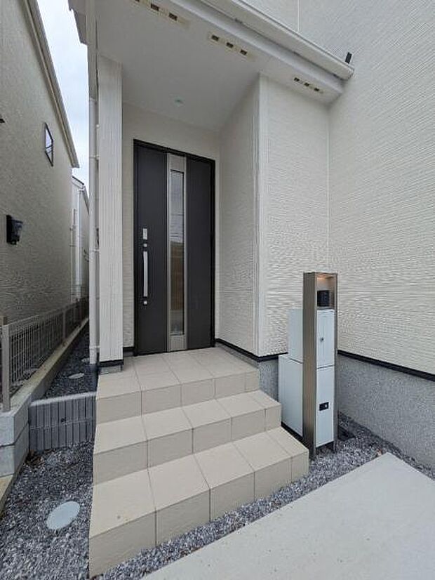 家族が集まっても十分な広さ取れた玄関スペース。