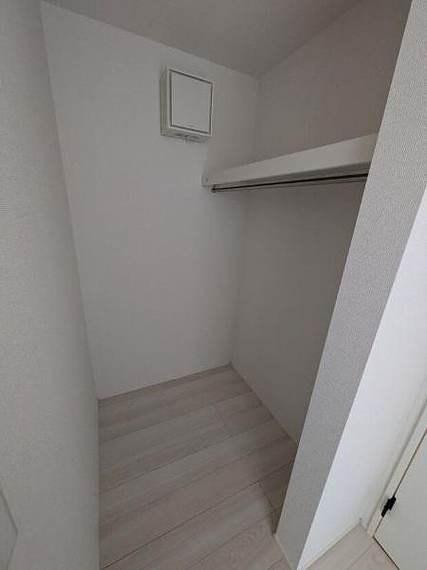 お洋服をたくさん収納できるWICです。お洋服以外の収納も十分。