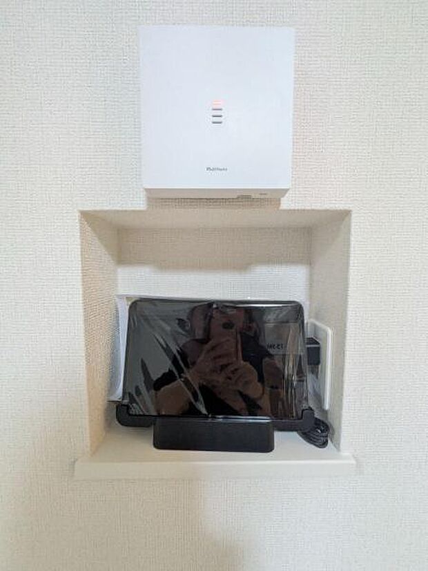 家中の家電を一括で操作できるIoTリモコンです。