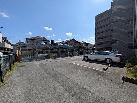 平面駐車場と立体駐車場があります。駐輪場もあります。