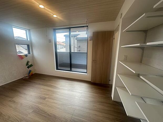 2号棟 夫婦の寝室としても十分な広さのある、7.3帖の洋室です。