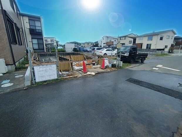 閑静な住宅街に位置しており、交通量も少なく安心の道路です。