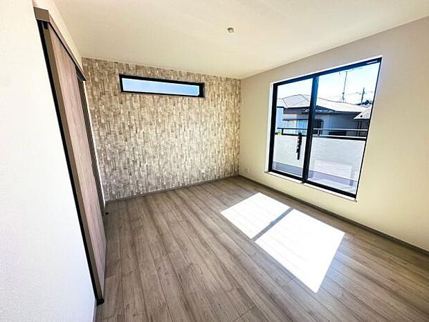 大きな窓が心地良い広々主寝室。夫婦の寝室としてもぴったりのお部屋です。