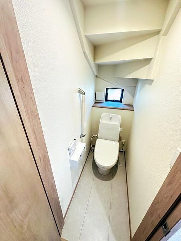 小窓や手すりがあり、必要な機能が揃った落ち着きのあるお手洗いです。