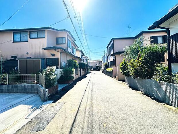 お車から出た景色がこちら。反対側は行き止まりの為、車の出入りも少なく安心です。