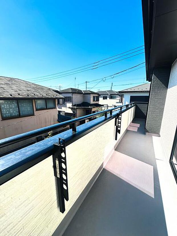 2部屋から出入り可能なバルコニー。お天気の良い日にはお布団を沢山干したいですね♪