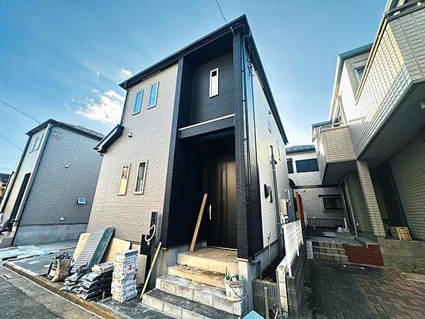 A号棟 モノトーンで落ち着いた印象の外観です。