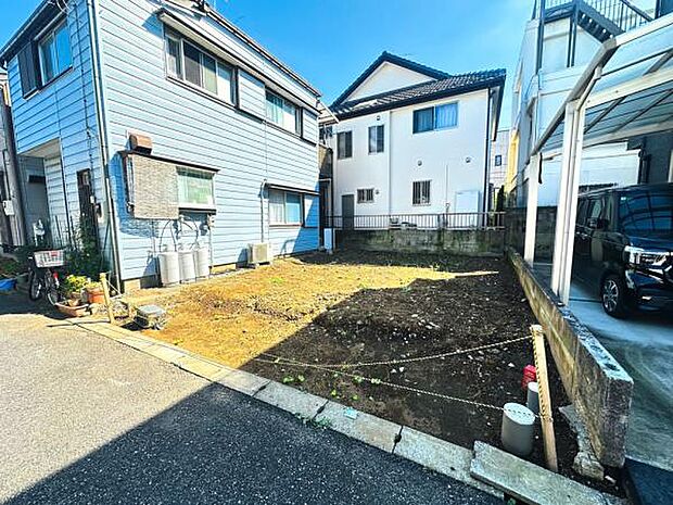 こちらに3階建ての建物が建つ予定です。(10/8撮影)