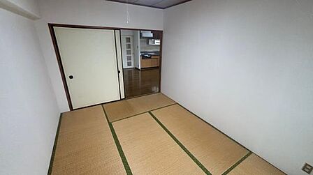 広さは6帖の和室。和の雰囲気が残るおうちも魅力的ですね。