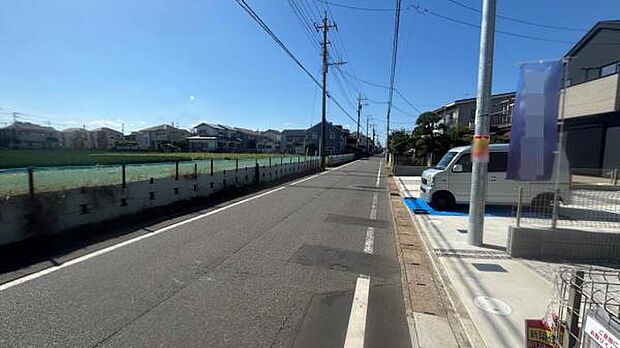 見通しのいい前面道路に面しています。周辺は閑静な住宅地です。