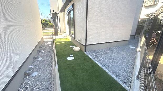 人工芝が敷いており、きれいに整備されたお庭です。