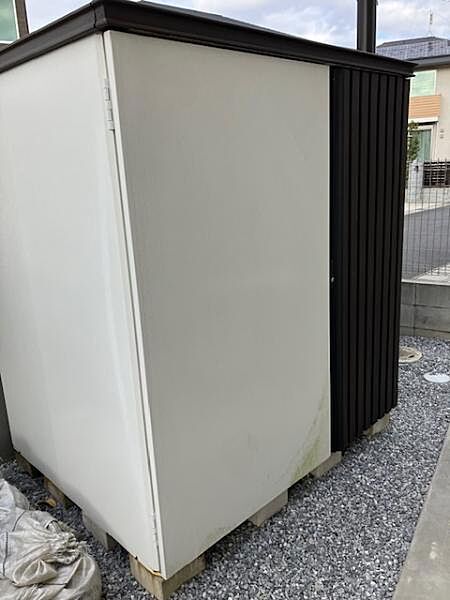 敷地内には物置も付いており、掃除用具や汚れがちなカー用品なども置いておけます。