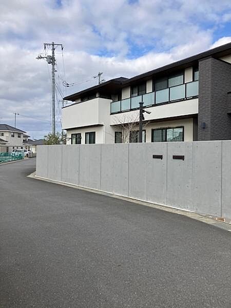 前面道路は5.0～6.0ｍ。角地の為解放感もあります。