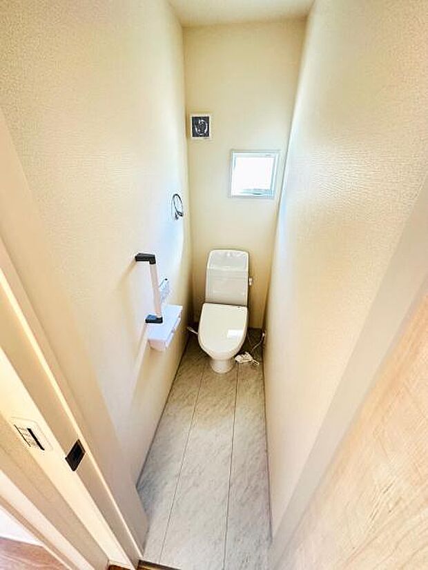 トイレの様子です。手すりがついており、立ち座りの補助をしてくれます。