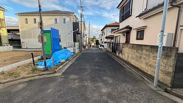 居住者しか使用しない道路で、交通量も少なく安心です。