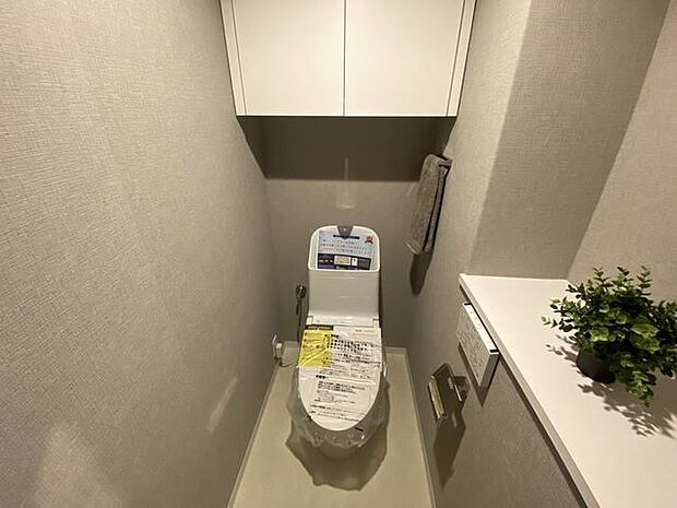 ◇トイレ◇トイレには収納スペースが付いています。トイレットペーパーやお掃除道具などあまり見られたくないものを収納するのに重宝します。生活感が出にくく、すっきり片付きますね。