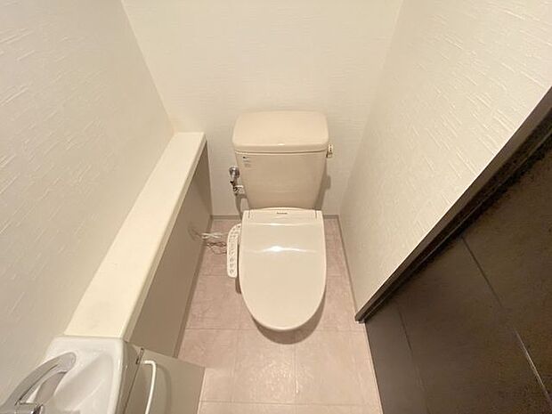 ◇トイレ◇手洗い場が設置されているトイレになります。ゆとりある広さです。トイレを自分好みにアレンジしてみてはいかがでしょうか。