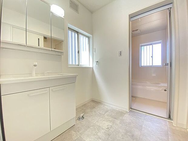 ◇洗面所◇白で統一された清潔感のある洗面台。キッチンからも廊下からも出入りすることが出来る2way仕様。動線が良いので時短へ繋がる間取りです。三面鏡の裏側が全て収納スペースになっています。