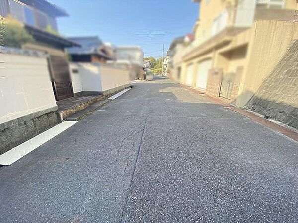 ◇前面道路◇前面道路は約6.0ｍです。車が余裕を持ってすれ違うことが出来る道幅です。お車の出し入れも、スムーズに行うことが出来ます。
