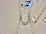 ◇トイレ◇窓も付いてるので明るくスッキリとしたトイレです。採光や通風良好です。カバーや、マットなどを同じテイストでまとめると、統一感のあるおしゃれな空間になります。
