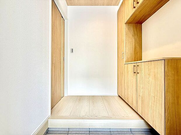 ◇玄関◇使い勝手の良い下足収納があり、外から帰ってきて汚れた靴、レインコート、傘や外遊びグッズ等を収納するのに大変重宝します。明るく温かな雰囲気で家族の帰りや来訪者を出迎えてくれる玄関です。