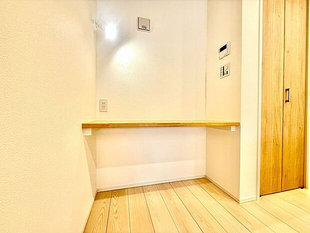 ◇カウンタースペース◇リビングにあるスタディコーナーです。ご家族でちょっとした調べものをしたり、お子様が勉強したりするときに便利なスペースです。家族の間でコミュニケーションが活発になりますね。