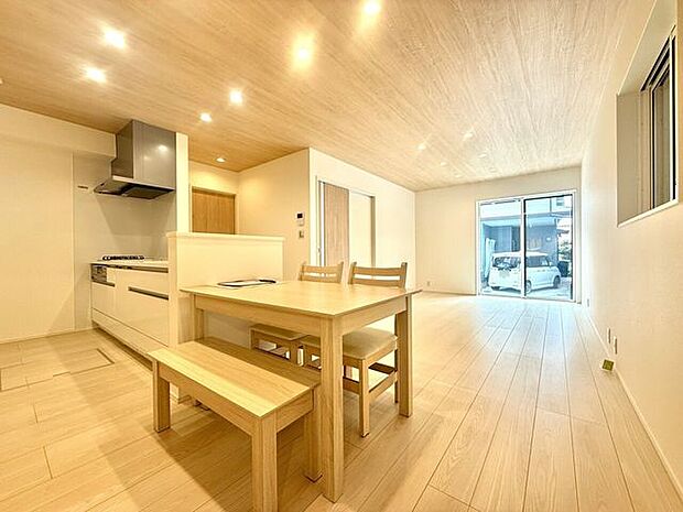 ◇リビング◇広々17.7帖、L字型のLDKとなっています。窓が大きく、明るいリビングダイニングです♪天井のアクセントカラーが、お洒落度をアップさせています♪