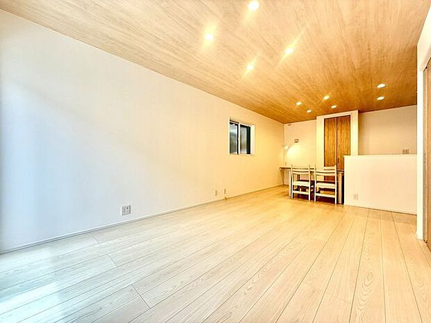 ◇リビング◇リビングには、あってうれしい食料庫、パントリーと、お子様の勉強スペースにもぴったりの、カウンターデスクがあります♪お子様の宿題を見守りながら、お食事の用意をして頂けます♪