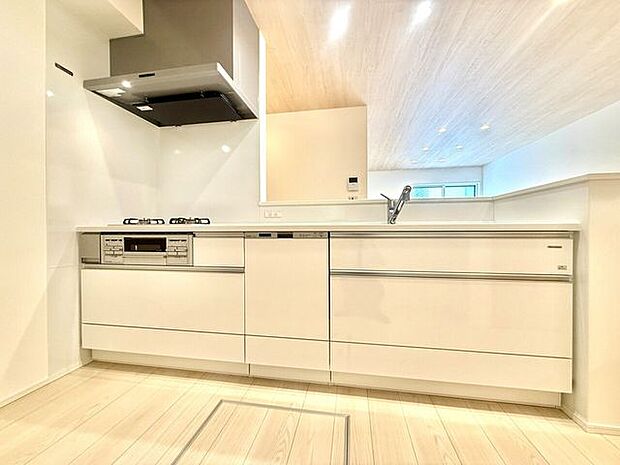 ◇キッチン◇人気の対面式キッチンを採用しています。家族と会話しながら料理をしたり、カウンターにできた料理を置いて、お子様にお手伝いしてもらいながら楽しく料理ができます。