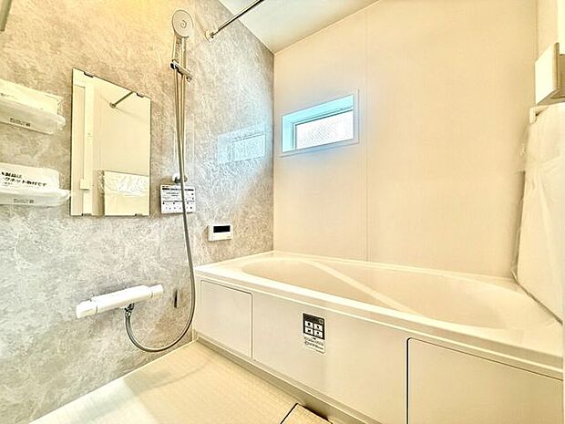 ◇浴室◇毎日の疲れを癒す場所だからこその、シンプルで落ち着いた空間となっています。浴槽にゆっくりと身を沈め深く瞑想をすれば、また新たな活力が湧いてきます。浴室換気乾燥機付きです。