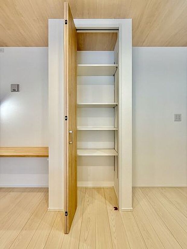 ◇パントリー◇キッチン横にはパントリーを設置。食品や飲み物だけでなく、使用頻度の低い調理器具や食器なども収納していただけます。キッチンがスッキリして見え、生活感が出にくくなりますね。