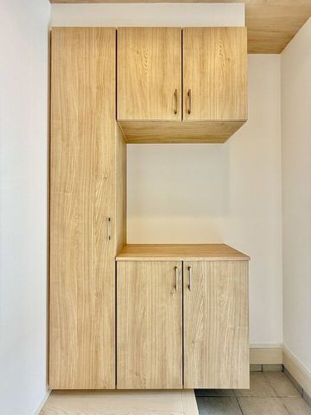 ◇シューズクローゼット◇天井までのスペースを活用したシューズボックスは、家族全員の靴をしっかり収納できます。乱雑になりがちな玄関もスッキリとし、お客様も気持ち良く迎え入れる事ができます♪