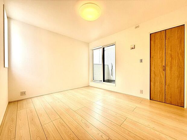 ◇7帖　主寝室◇ご夫婦の主寝室に最適なお部屋です。十分な広さがあるので、大切なプライベート空間を素敵に演出できます。ベランダに出られる大きな窓もあります♪