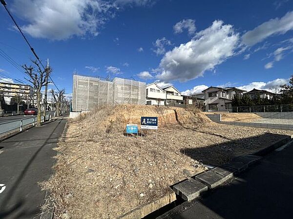 ◇外観写真◇2号地は南向きにつき、陽当たり良好です♪また、建築条件なしですので、お好きなハウスメーカーや工務店で建築可能です♪間口もゆとりがありますので、車の出入りもしやすいです♪
