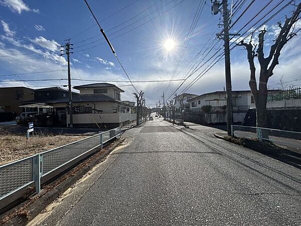 ◇前面道路◇道路幅はゆとりある6m。交通量は多くなく、間口も広く作られているので楽に駐車できます。駅や線路が近すぎることもないので、電車の騒音や踏切の音なども気にすることなく生活して頂けます