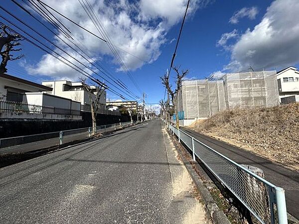 ◇前面道路◇最寄り駅までは少し距離がありますが、ウォーキング効果が期待できそうです。健康的な足腰が手に入れられますね。