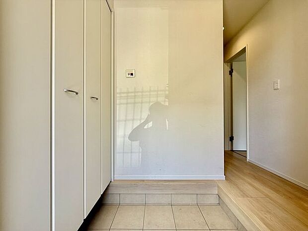 ◇玄関◇明るく温かな雰囲気で家族の帰りや来訪者を出迎えてくれる玄関です。2人並んでも靴を履ける広さが、忙しいお出かけ前には嬉しいポイントになるかと思います♪