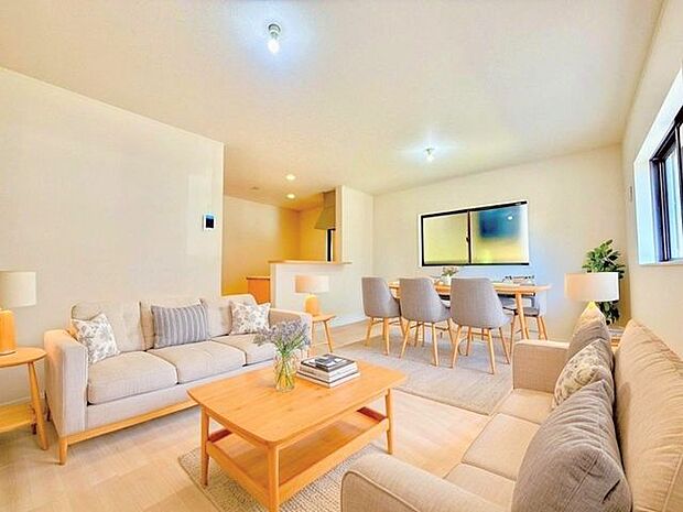 ◇リビング◇15.3帖のリビングダイニングとなっています。家族が集まって食事をしたり、くつろいだりするのに十分な広さです。家族のコミュニケーションも取りやすく、家具のレイアウトもしやすいですね。