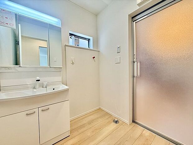 ◇洗面所◇白で統一された清潔感のある洗面台です。三面鏡の裏が収納スペースになっているので、ヘアケアグッズ・コンタクトなど毎日つかうものを収納出来、出し入れしやすくて使い勝手が良いです。