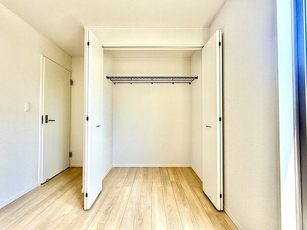 ◇クローゼット◇大容量のクローゼット完備。お洋服もたくさん収納できて、お部屋がスッキリします。ハンガーパイプが設置されており外套や大切なお洋服は傷まないよう、そのままかけて収納できます。