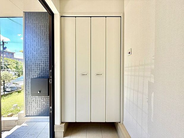 ◇玄関収納◇収納スペースを十分に確保した下足収納があり、外から帰ってきて汚れた靴、レインコート、傘や外遊びグッズ等を収納するのに大変重宝します。乱雑になりがちな玄関がスッキリしますね。