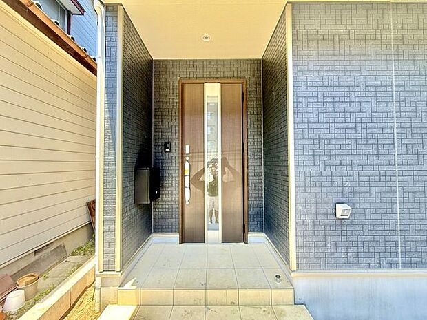 ◇エントランス◇お家の顔となるエントランスは、スリット窓のある木目調の玄関扉が魅力的です。ダウンライトも設置されていますので、玄関周りが明るく、暗い夜でもご家族やお客様を優しく迎えます。