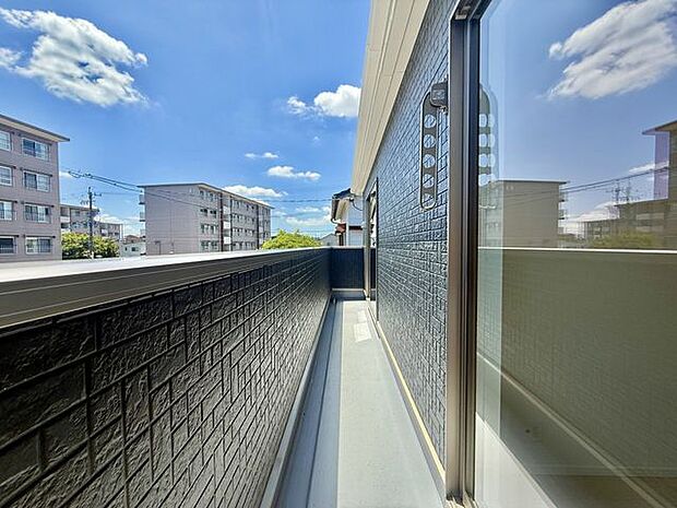 ◇バルコニー◇南側に面したバルコニーですので1日を通して明るいです。陽の光がたっぷりと降り注ぎますのでお洗濯物もよく乾きそうですね。日中の最も洗濯物干しに適した時間帯を最大限に活用できます。