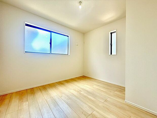 ◇5.5帖洋室◇家族の成長に合わせ多目的に使える居室です。お子様のお部屋や、趣味のお部屋にしたり、使いやすい造りのお部屋になっています。クローゼット完備ですので、お部屋がスッキリしますね。